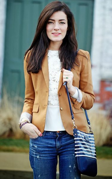 Sarah Vickers, blogger at Classy Girls Wear Pearls, dresses up a casual look with a chic blazer.